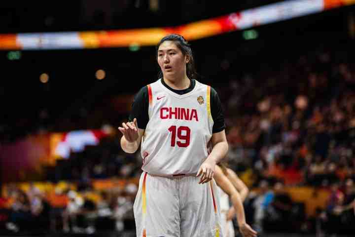 高度优势明显！张子宇半场8中6高效砍下12分6板1助1帽