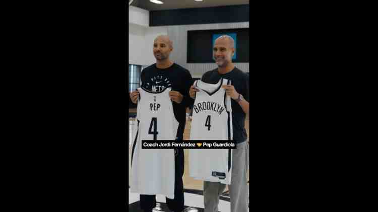 传奇联动！瓜帅与NBA布鲁克林篮网主帅见面，获赠篮网4号球衣